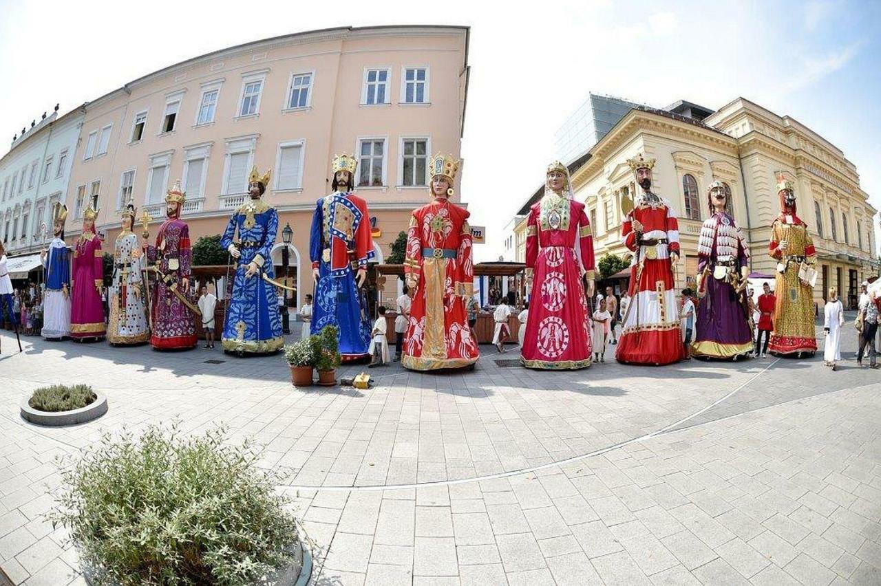 Korona Apartman Székesfehérvár Zewnętrze zdjęcie